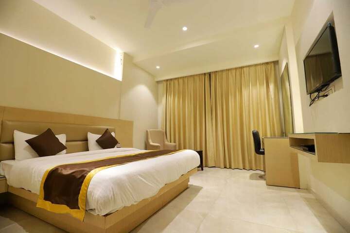 Room 14 of 32