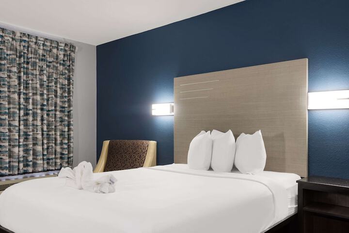 1 Queen Bed Accessible (4 of 5)