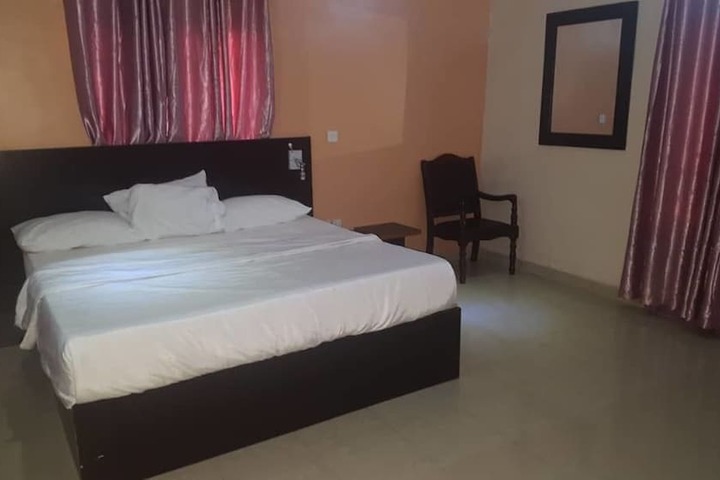 Room 2 of 10