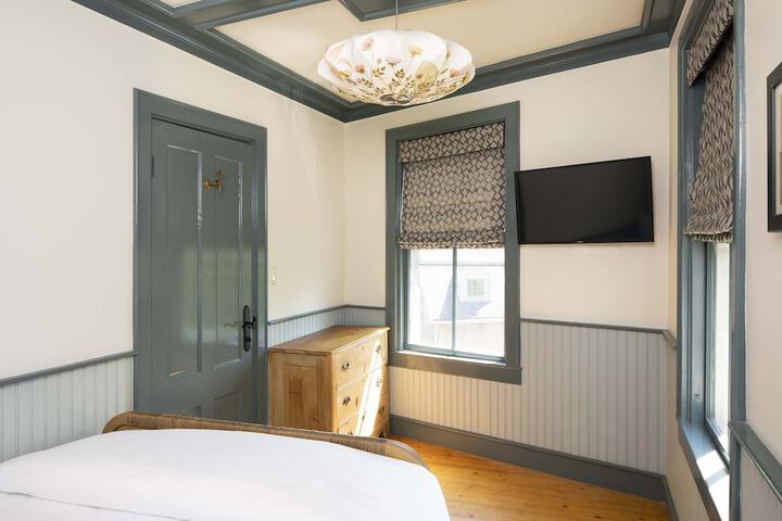 Room 9 of 46