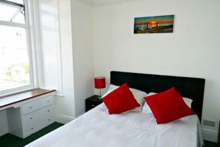 Room 10 of 28
