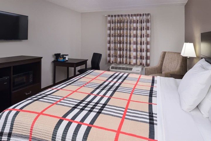 1 King Bed (7 of 9)