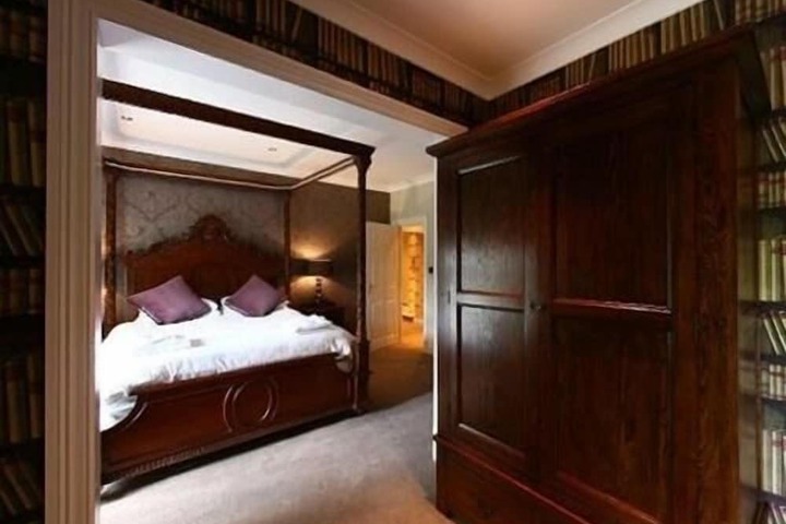 Room 9 of 74