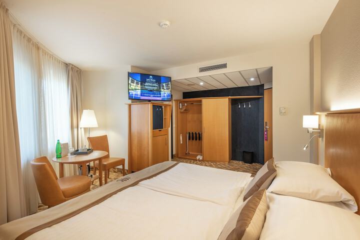 Room 9 of 99