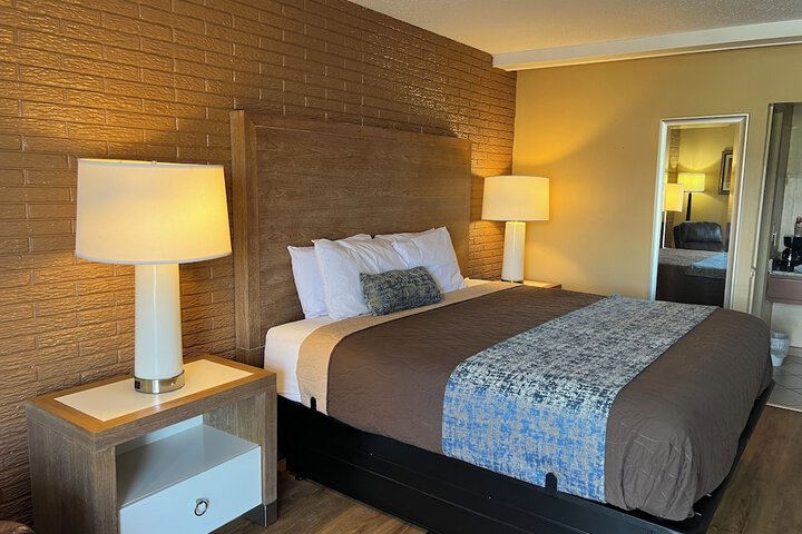 1 King Bed (7 of 17)
