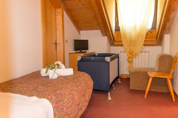 Room 5 of 18