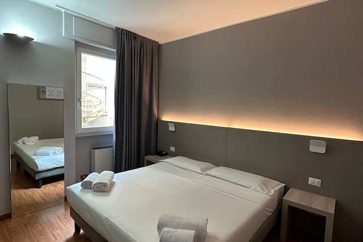 Room 10 of 33