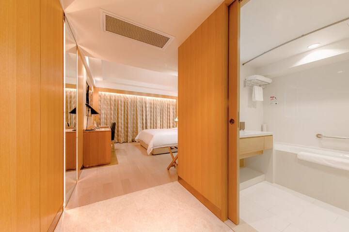 Room 15 of 36