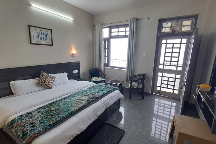 Room 2 of 10