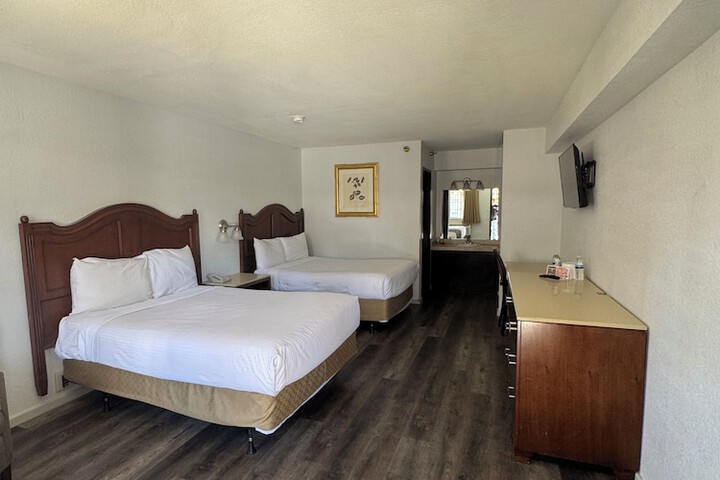 2 Double Beds (6 of 11)