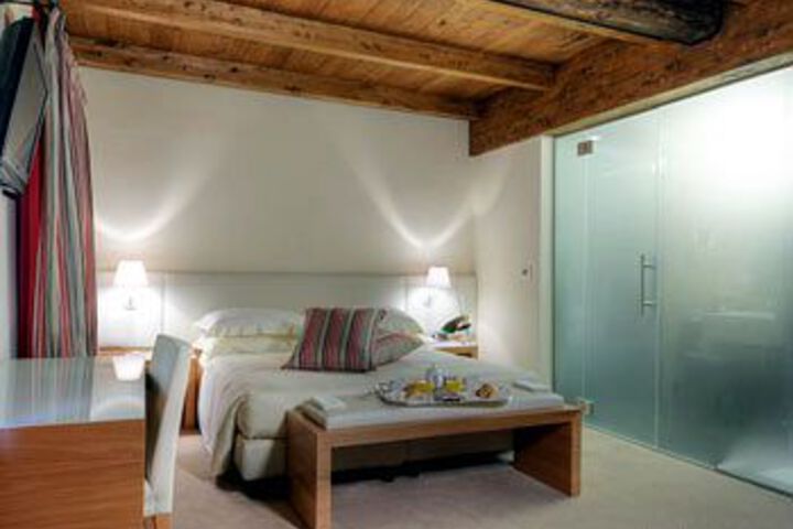 Room 10 of 26