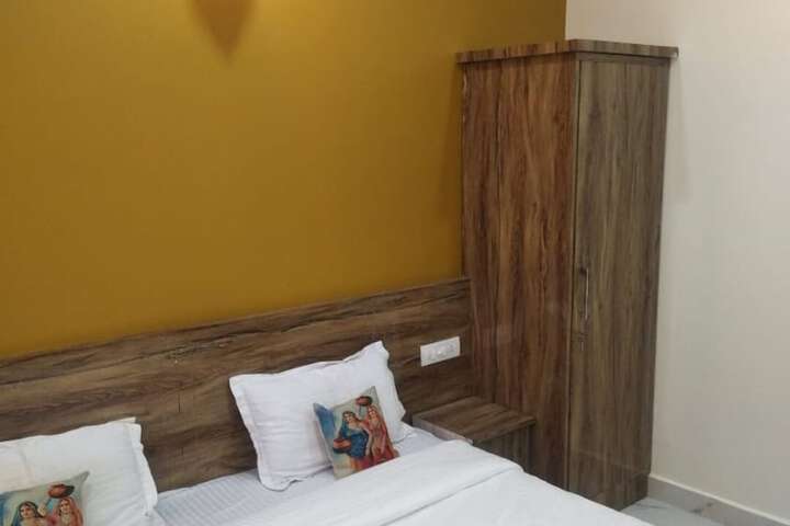 Room 8 of 16