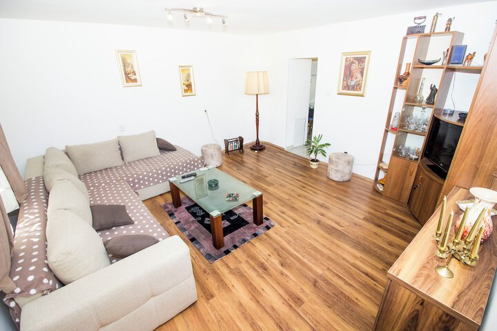 Room 5 of 10