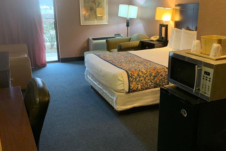 1 Queen Bed