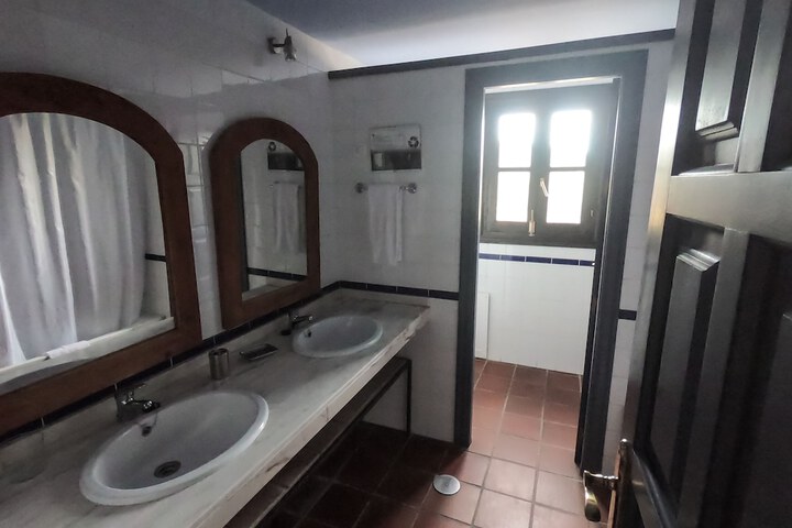 Room 17 of 36