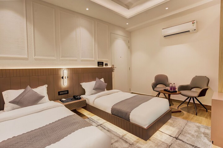 Room 12 of 33