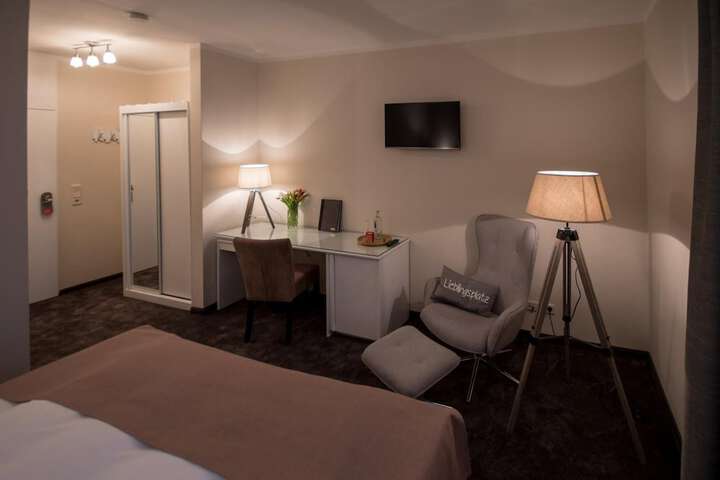 Room 6 of 28