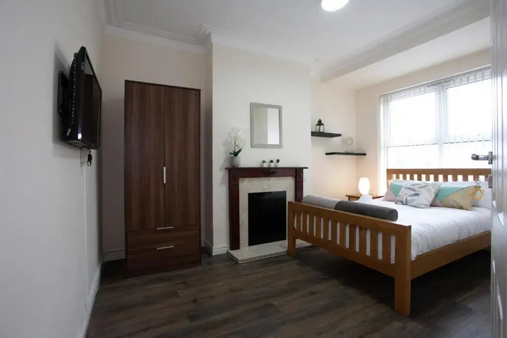 Image of Modern Stays at Kippax House 6 Bedrooms 7 Beds, Sleeps 13, Free Parking