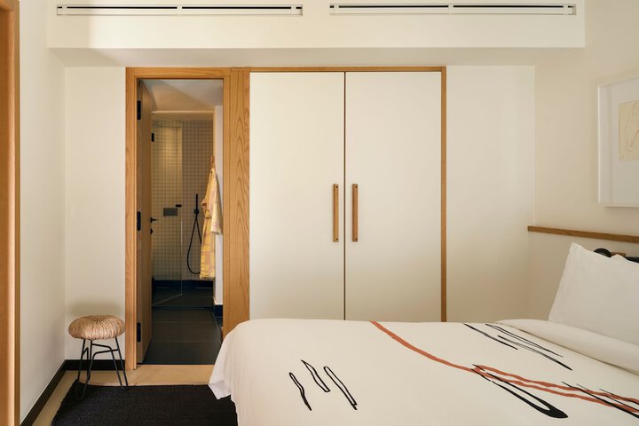 Room 26 of 104