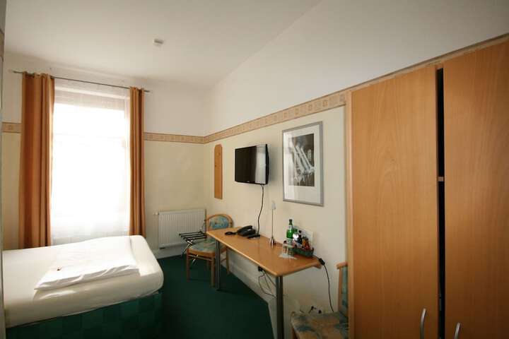 Room 6 of 16