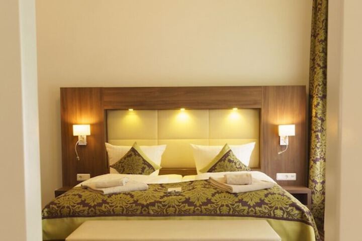 Room 10 of 42