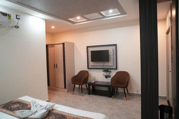 Room 4 of 25