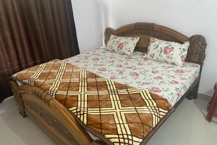 Room 4 of 12