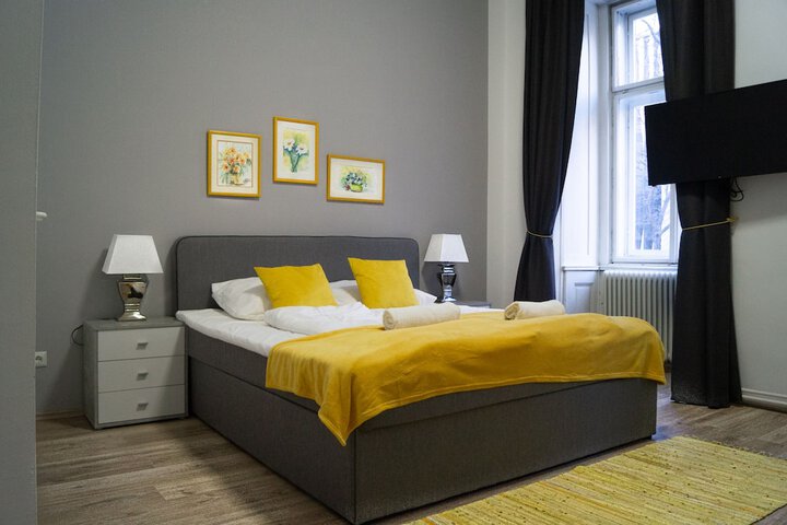 Room 5 of 118