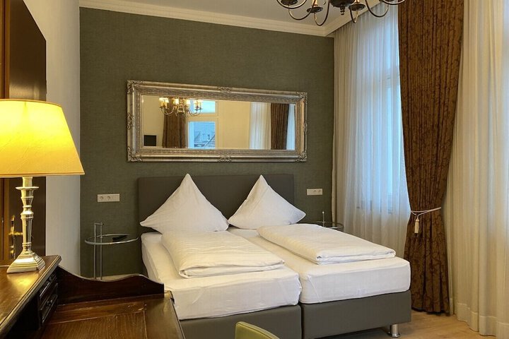Room 8 of 18