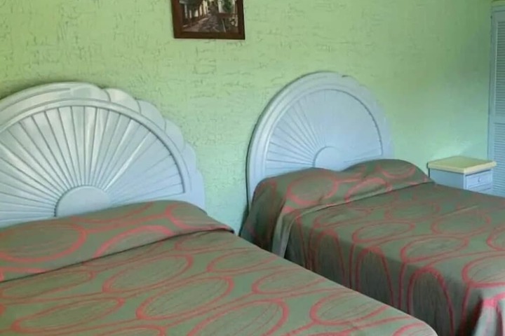 Room 4 of 9