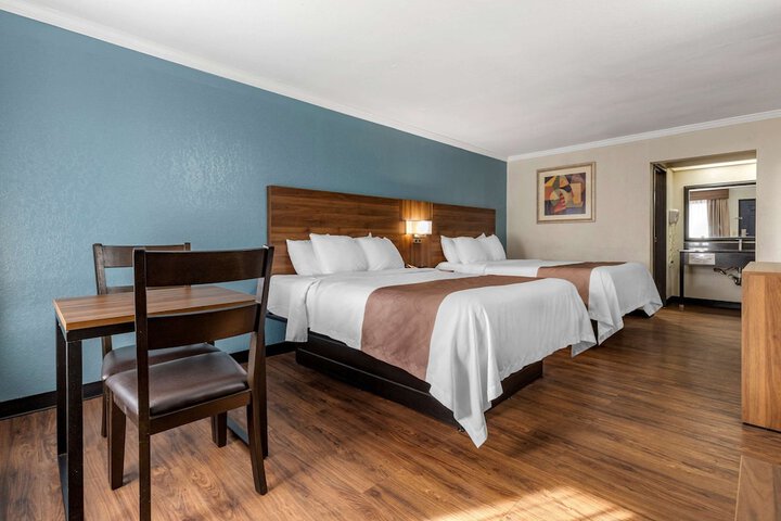 1 Queen Bed (2 of 9)