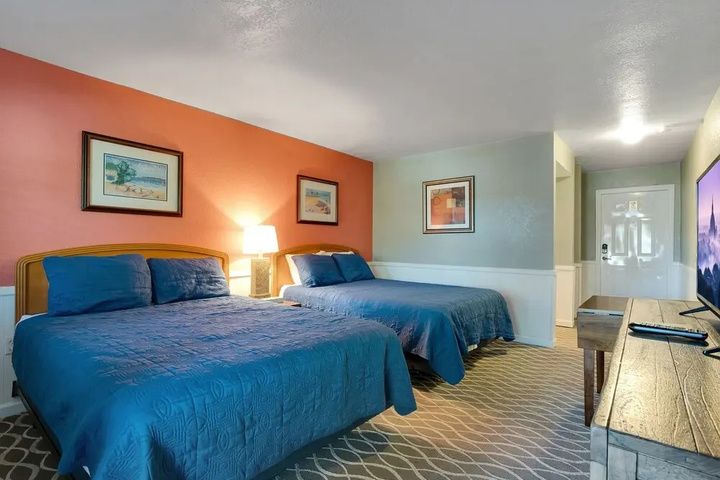 Room 4 of 9