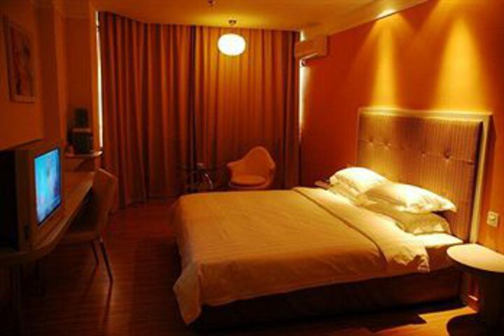 Room 6 of 17