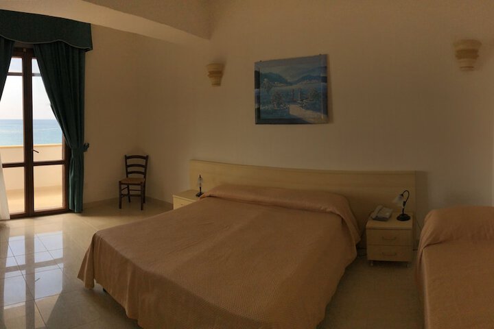 Room 7 of 14