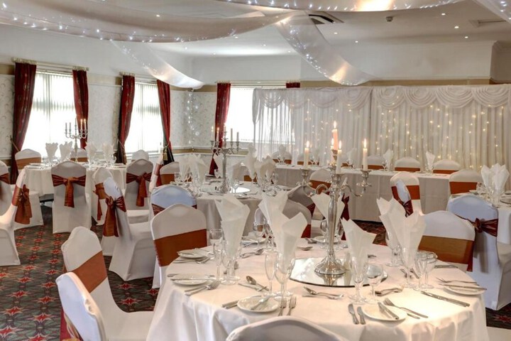 Ballroom/Hall 28 of 32