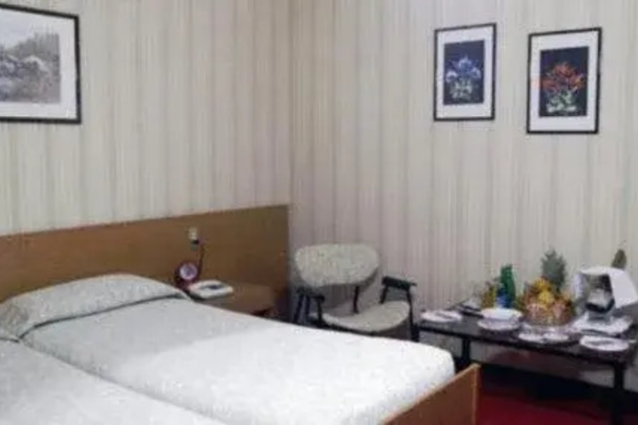 Room 6 of 18