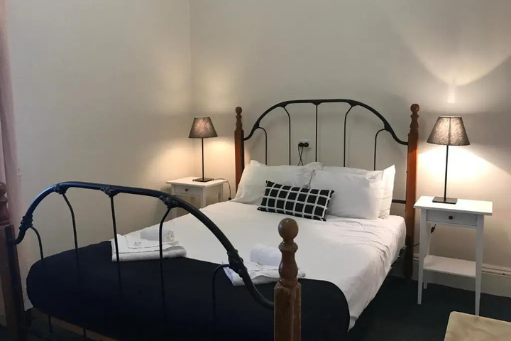 Room 4 of 11
