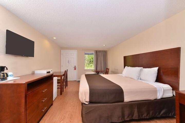 1 King Bed (1 of 14)