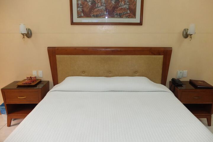 Room 13 of 102
