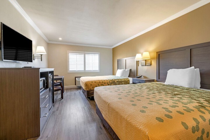 2 Queen Beds (8 of 11)