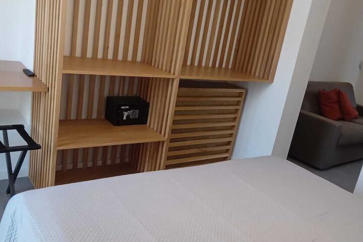 Room 6 of 8