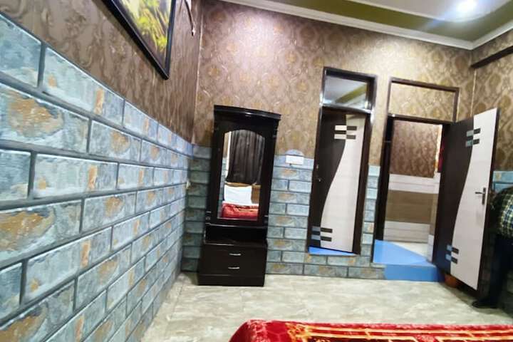 Room 10 of 17