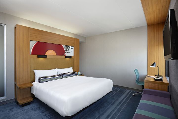 Room 6 of 43