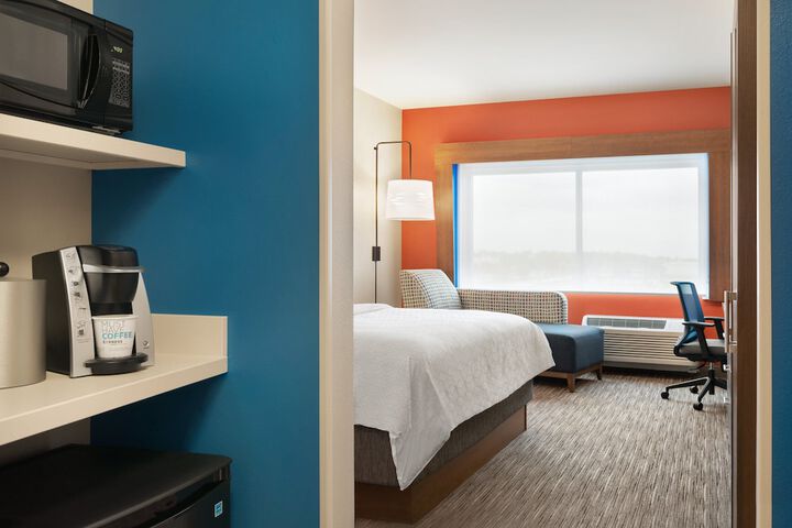 1 King Bed Standard Comm Accessible (7 of 13)