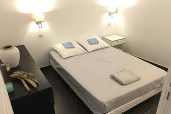 Room 6 of 9