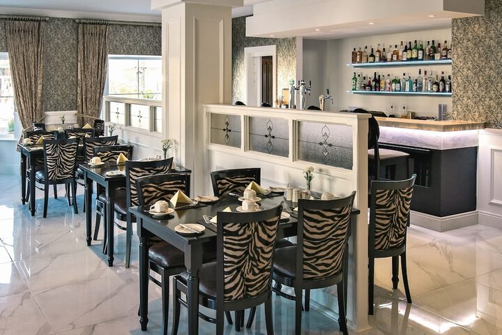 Lounge 43 of 60