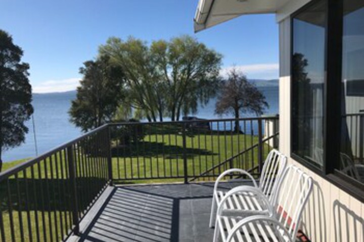Beautiful Lakefront Retreat