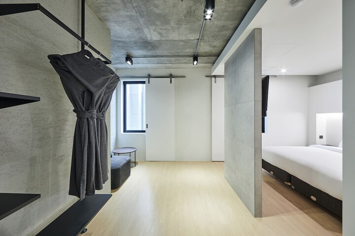 Room 4 of 41