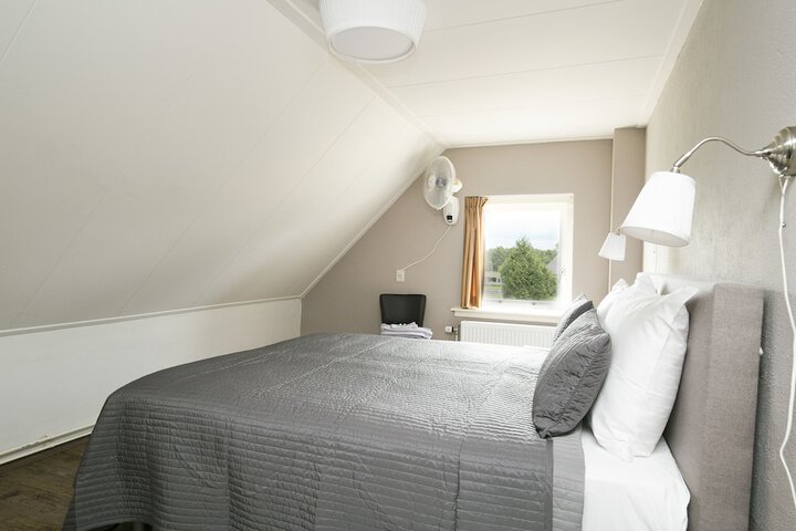 Room 4 of 48