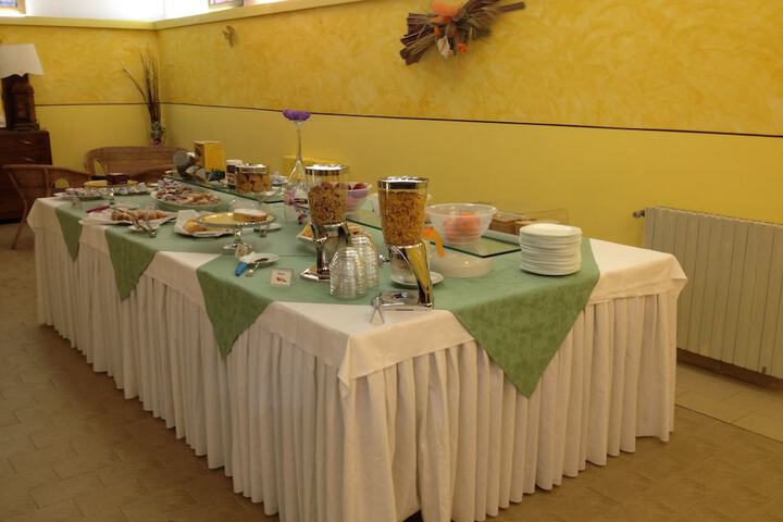 Breakfast/Coffee Service 16 of 32